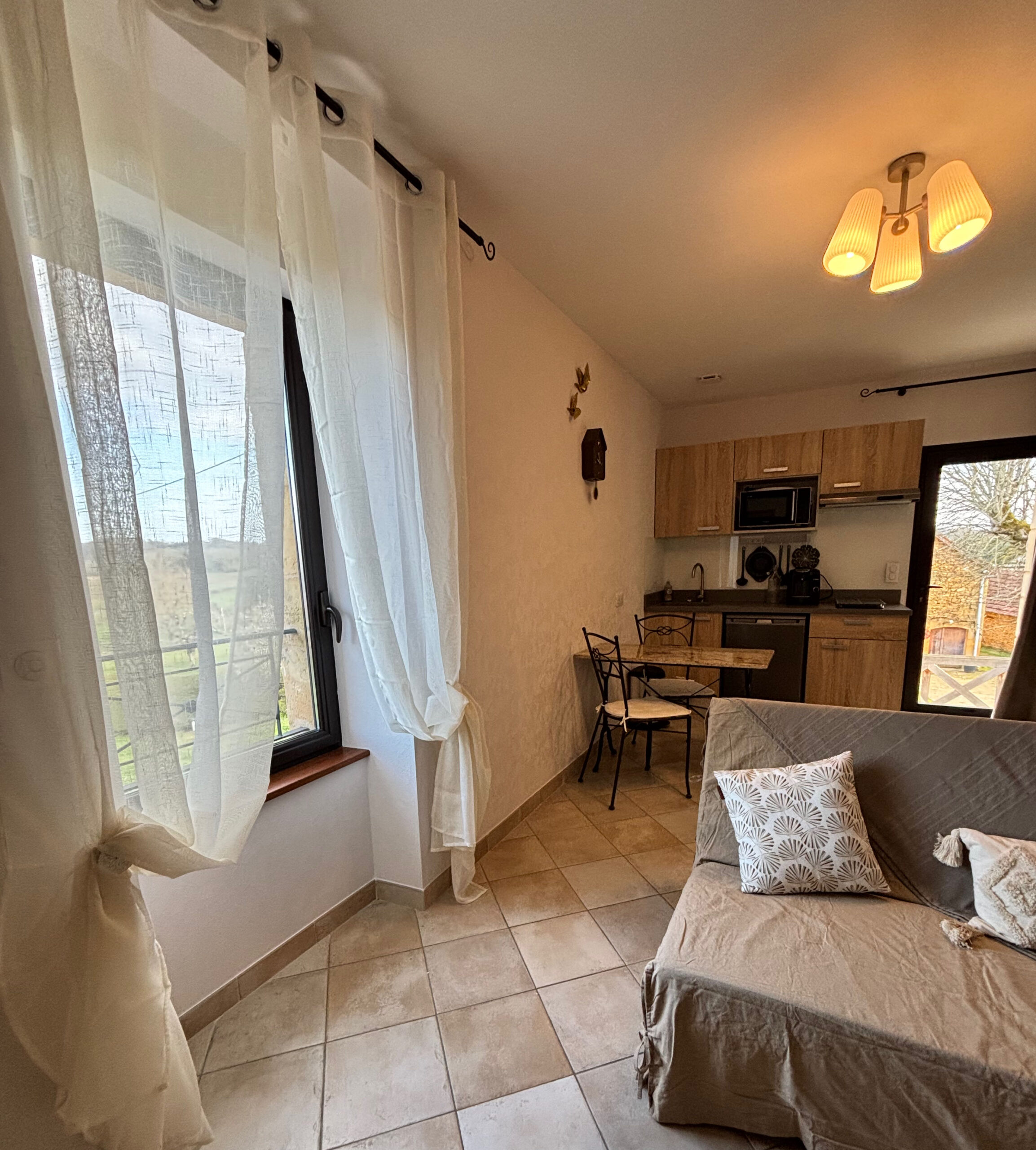 Chambre d'hôtes Dordogne Sarlat séjour et kitchenette